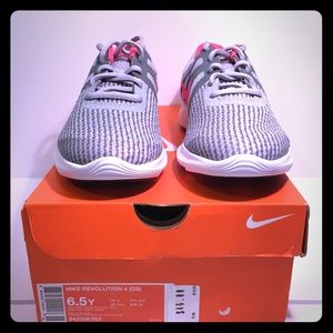 Girls  Nike Revolution 4 (GS) Size 6.5Y New in box